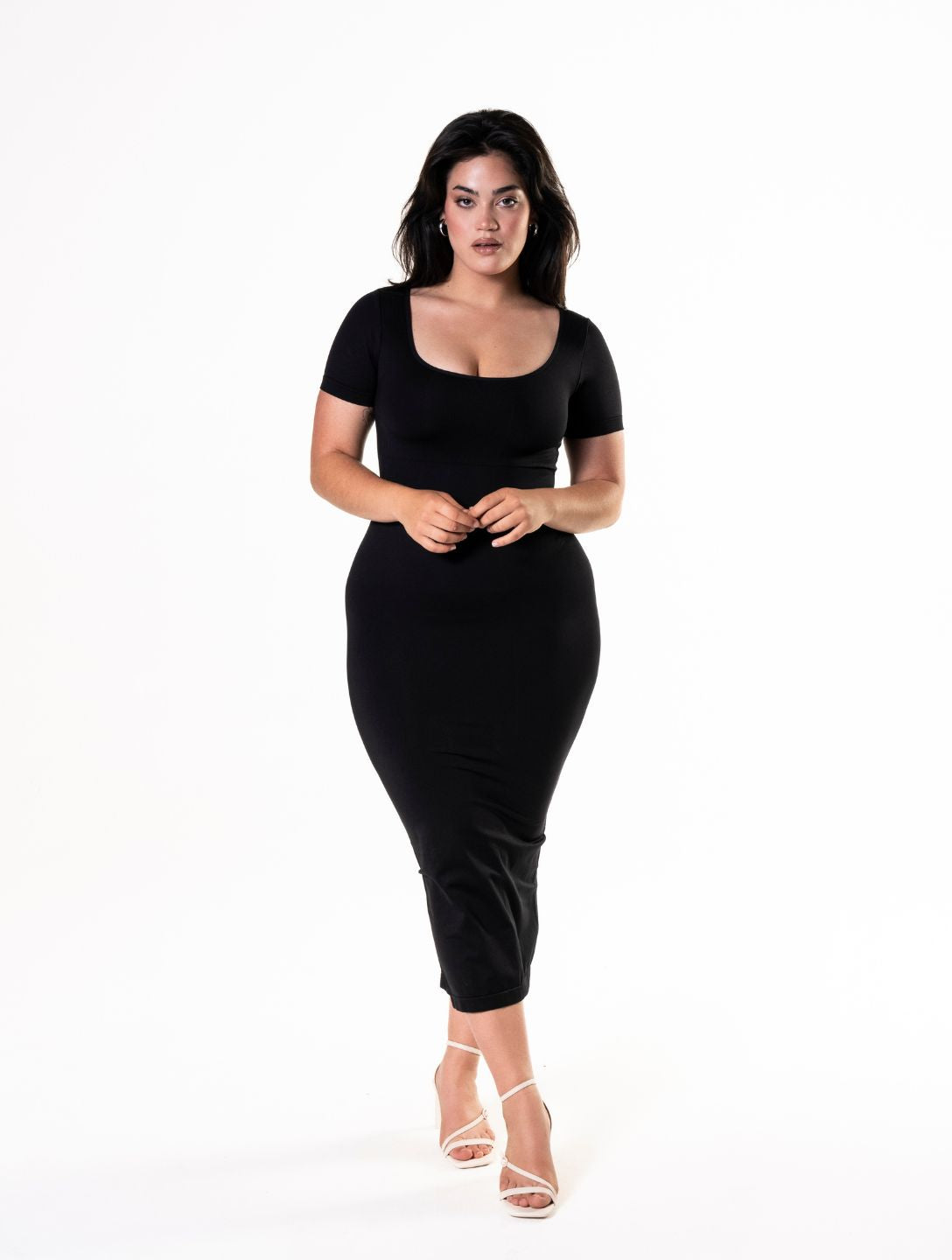 Robe gainante mi-longue fendue à manches courtes