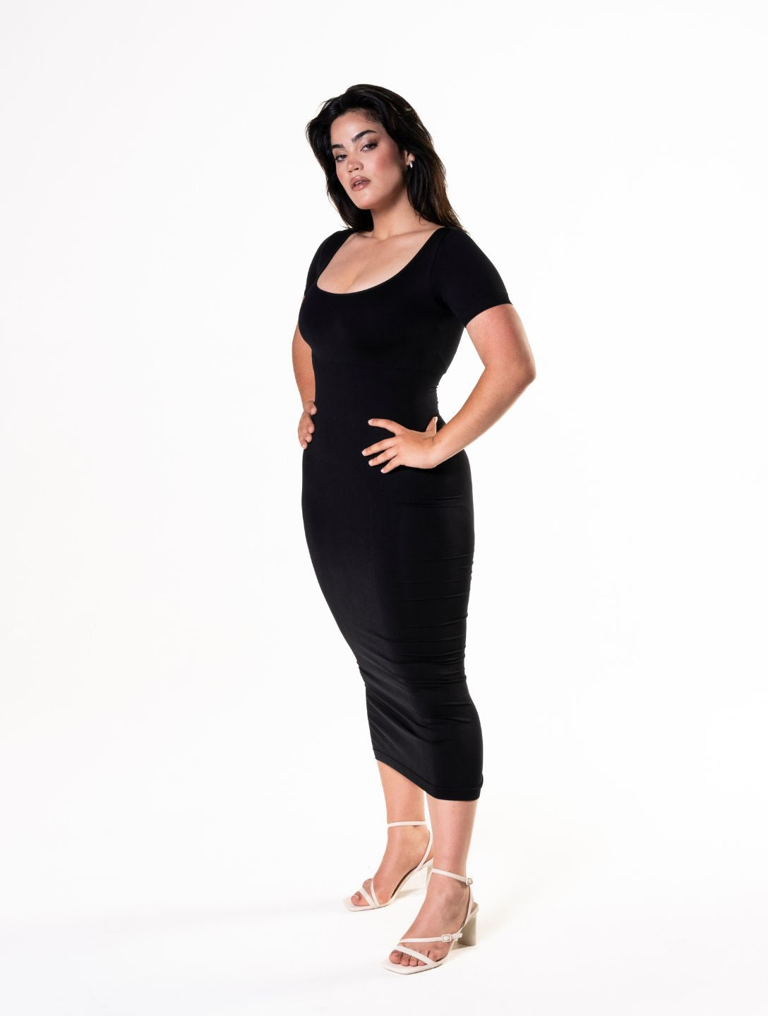 Robe gainante mi-longue fendue à manches courtes