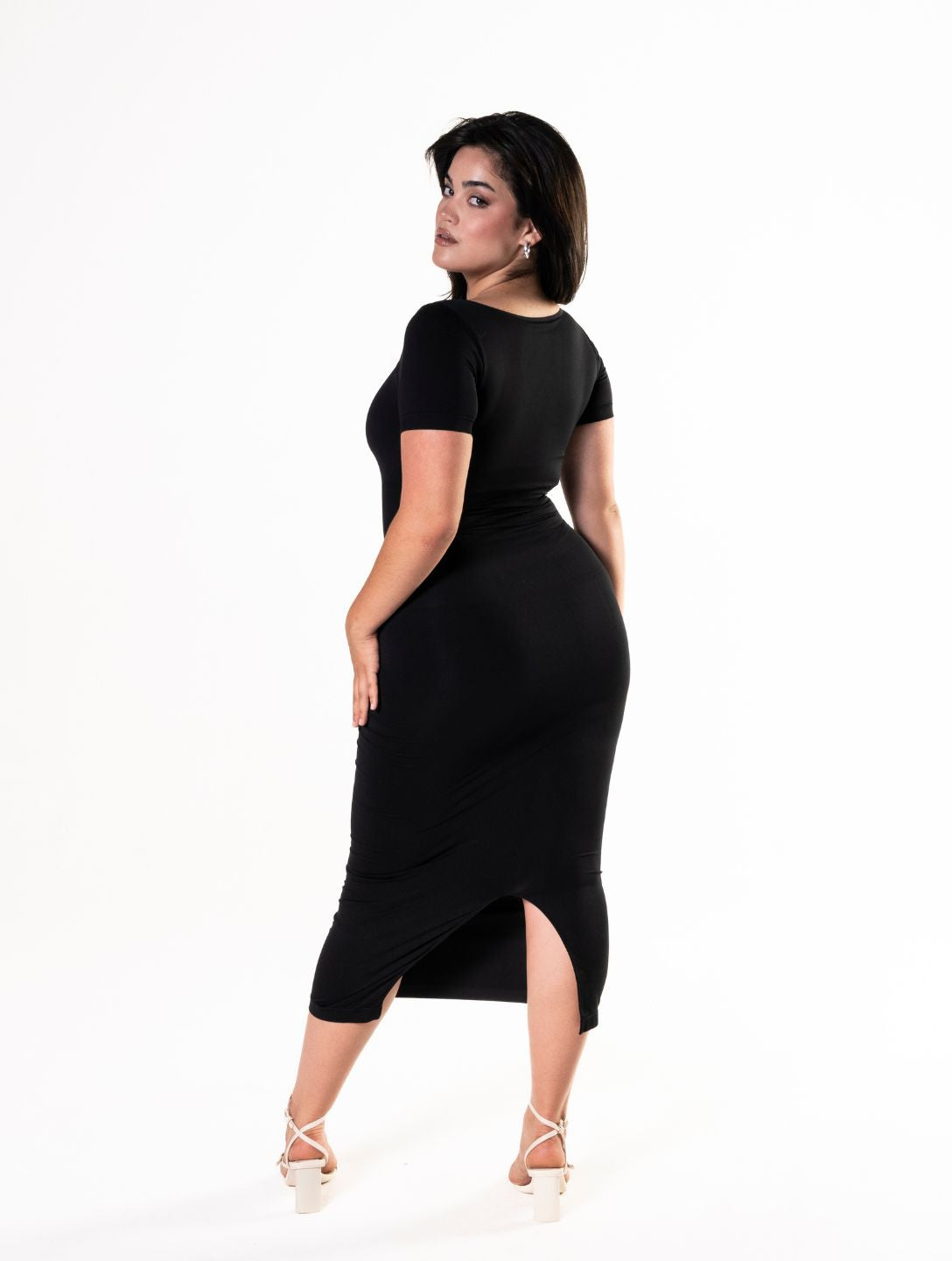 Robe gainante mi-longue fendue à manches courtes