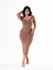 Robe gainante mi-longue fendue à manches courtes