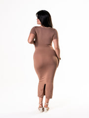Robe gainante mi-longue fendue à manches courtes