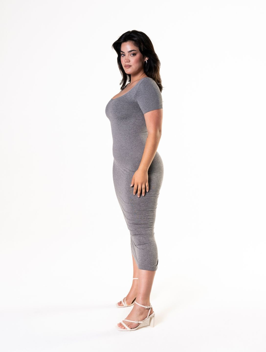 Robe gainante mi-longue fendue à manches courtes