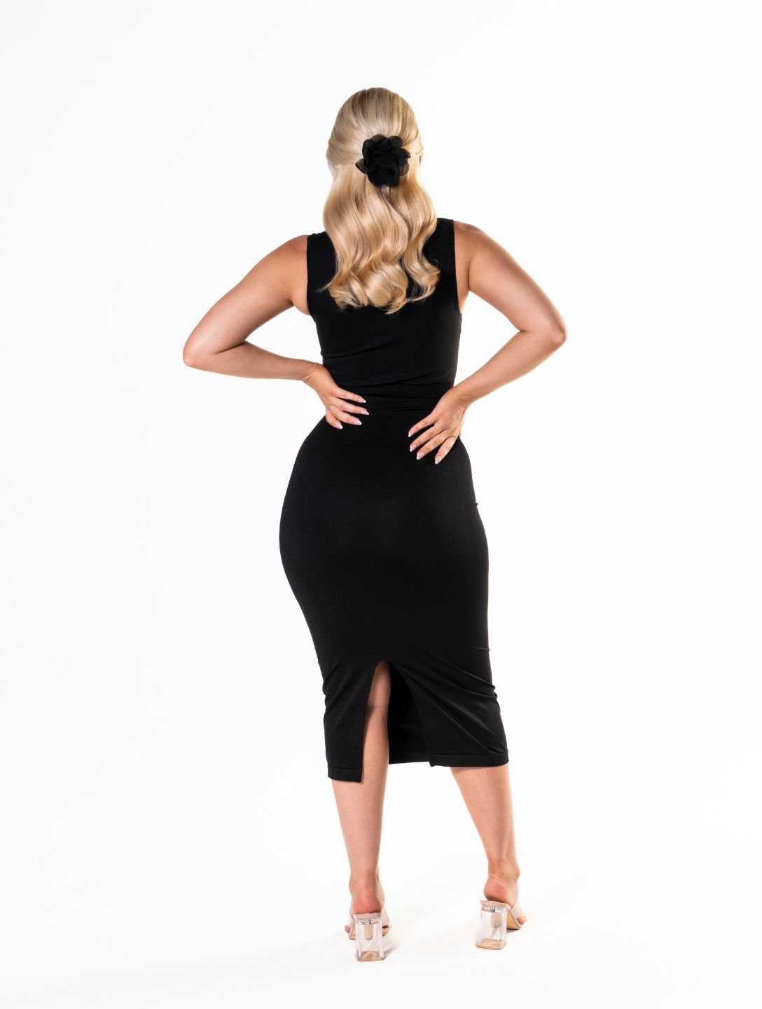 Robe gainante à col carré