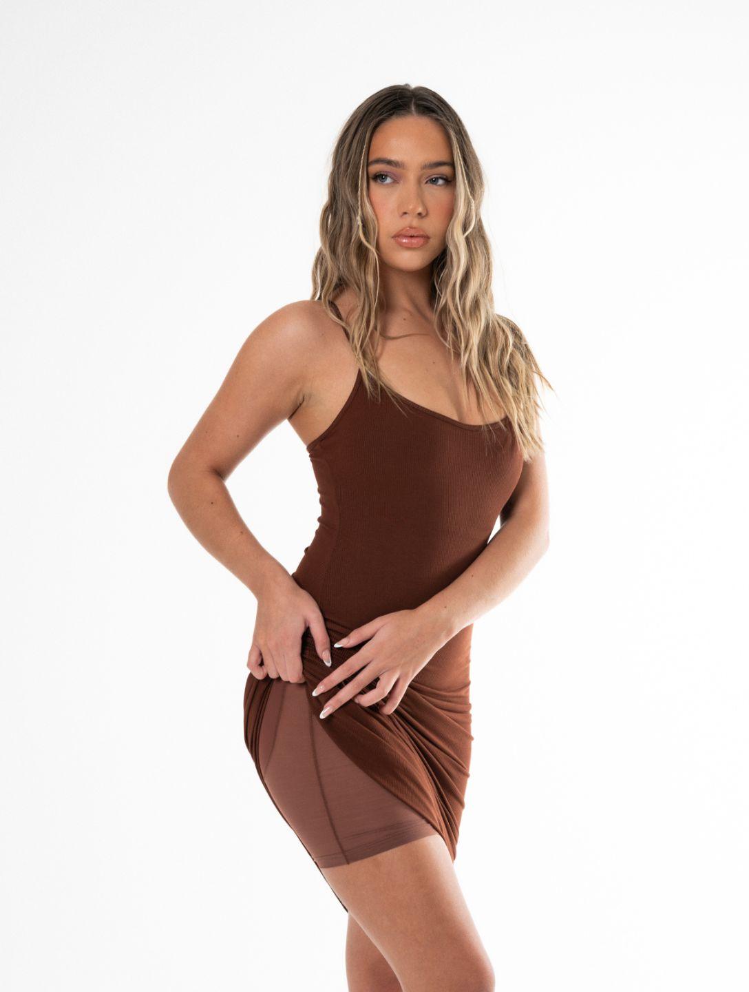 Longue robe gainante avec short intégré