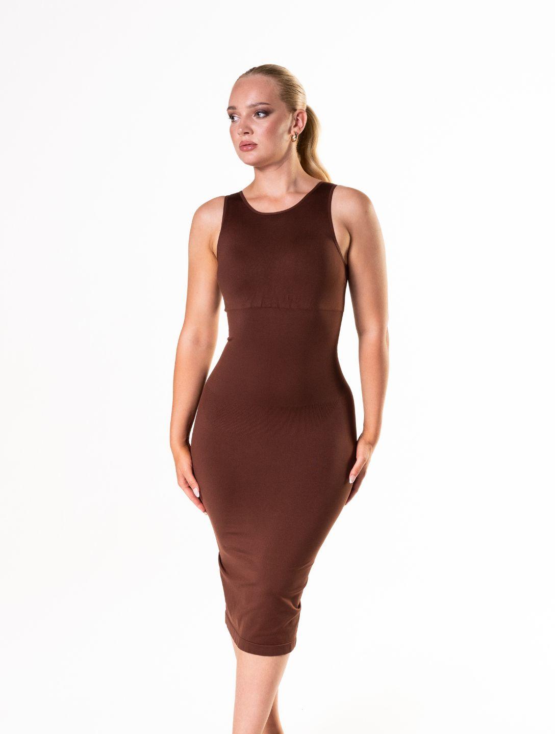 Robe longue gainante et sans manches