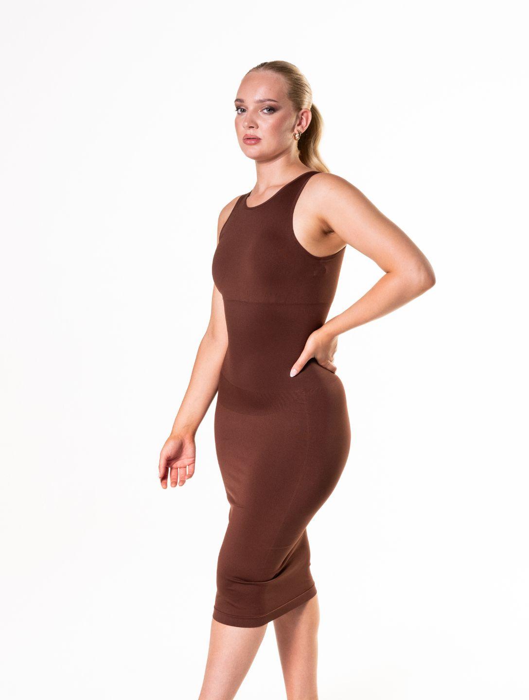 Robe longue gainante et sans manches
