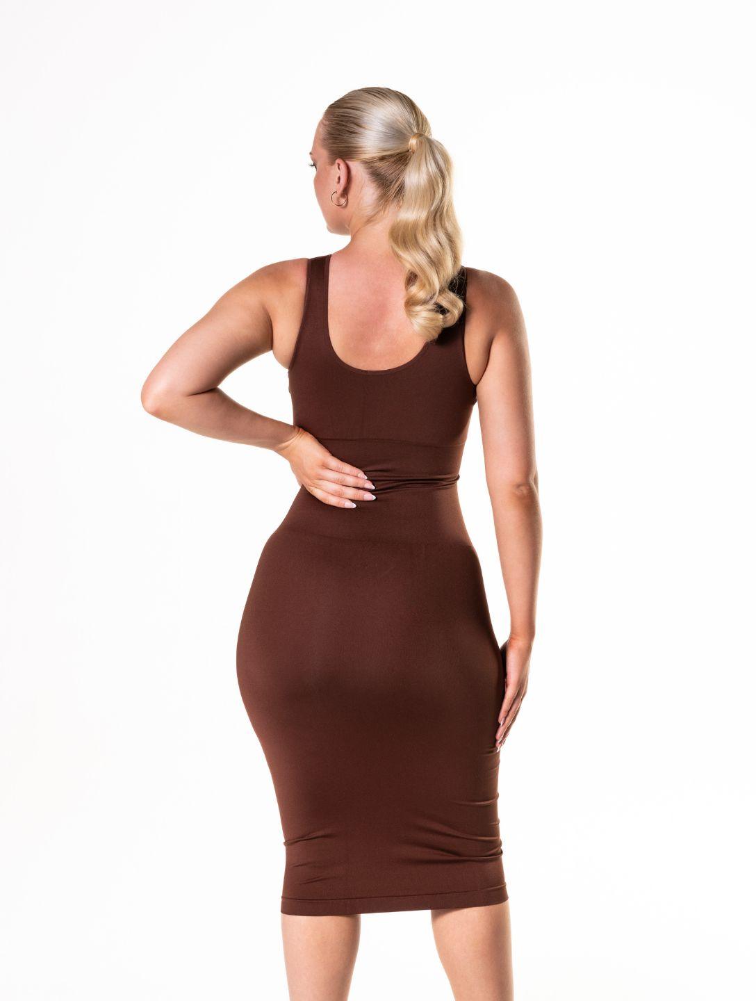 Robe longue gainante et sans manches